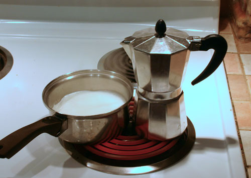 Prepara espresso en la estufa con un Bialetti