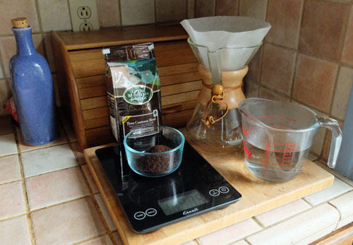 A set of sales for weighing coffee.